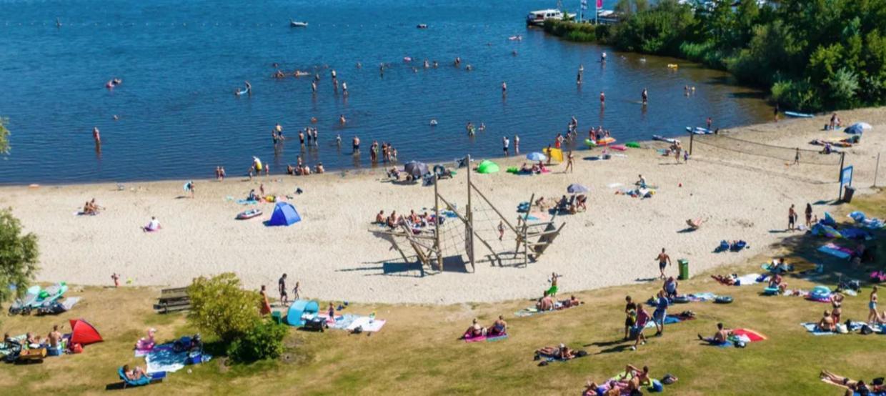 Ruime 5-Persoons Chalet Aan Het Bergumermeer Suameer Zewnętrze zdjęcie