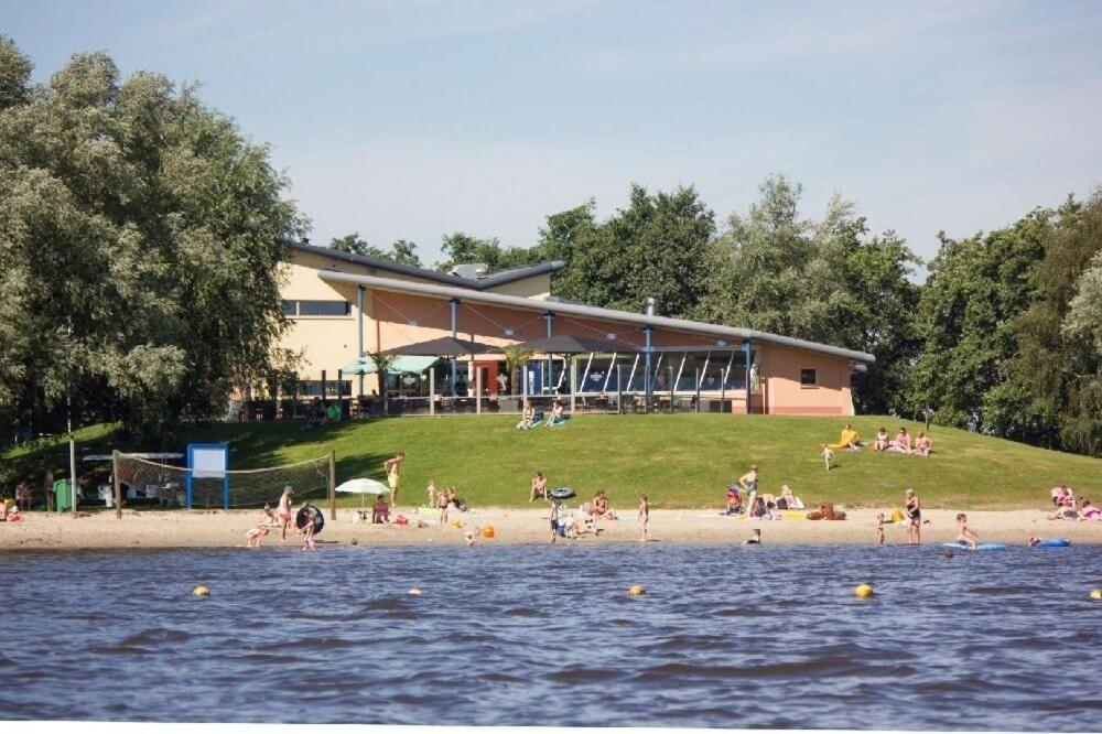 Ruime 5-Persoons Chalet Aan Het Bergumermeer Suameer Zewnętrze zdjęcie